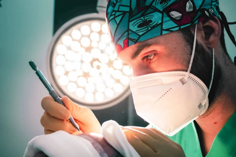 Doctor Alberto Sánchez en una cirugía de injerto capilar en Hospital Capilar