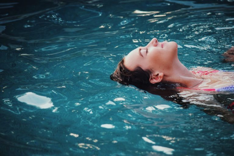 Mujer bañándose en una piscina