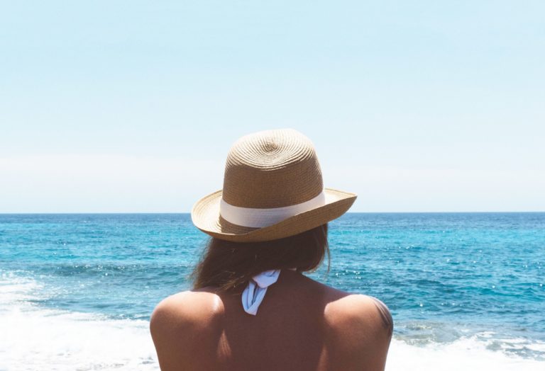 Mujer con sombrero en la playa