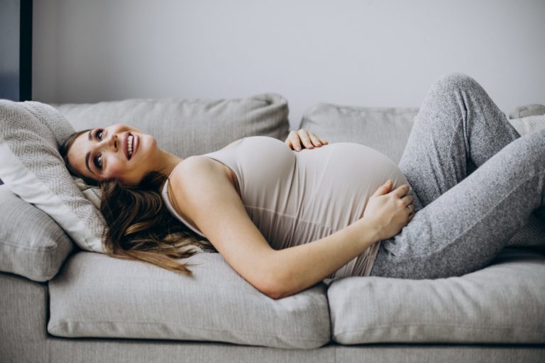 Mujer embarazada sonriendo