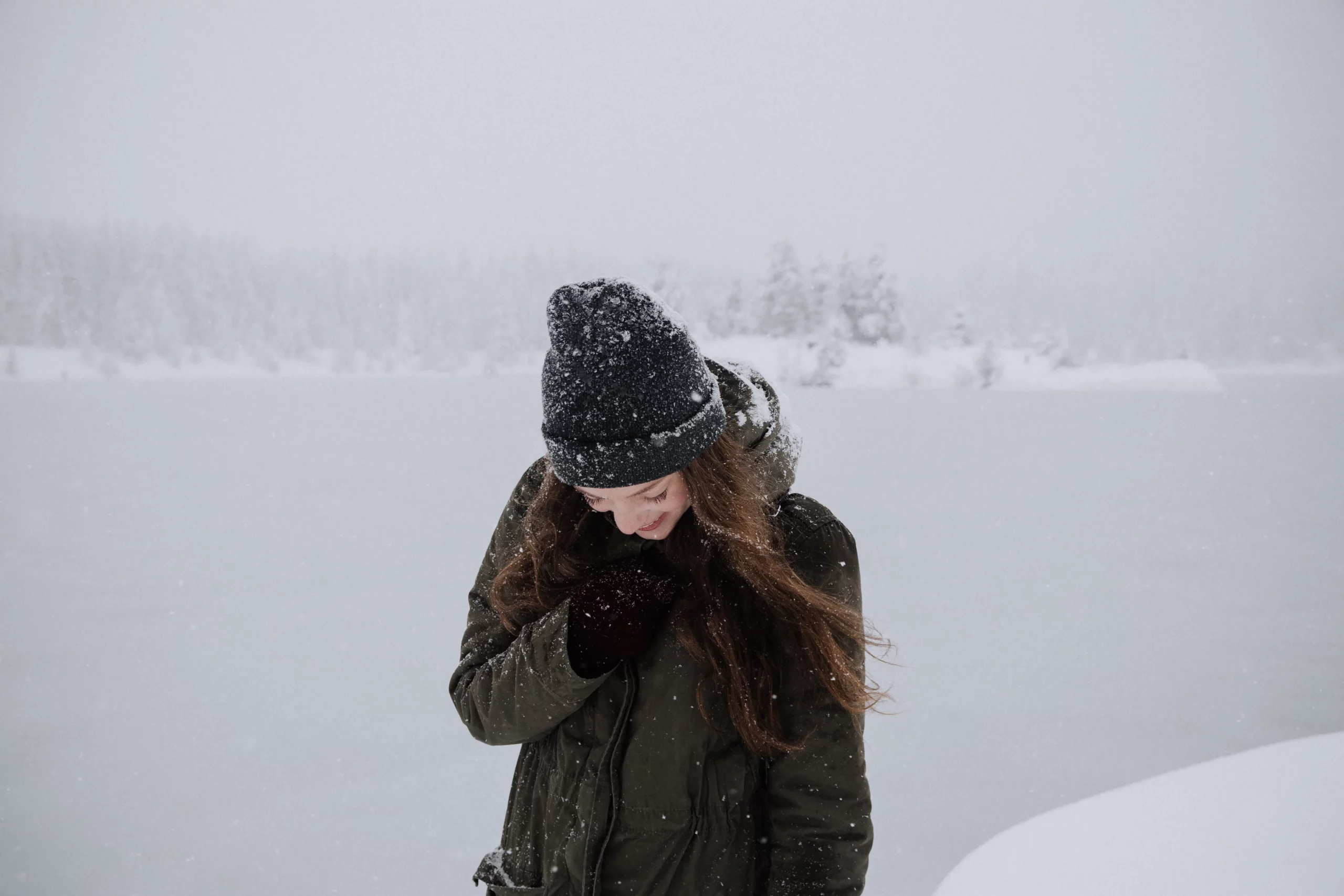 Женщина зимой в снежном пейзаже