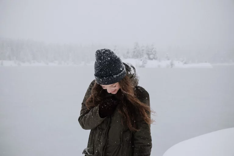 Mujer en invierno en paisaje nevado