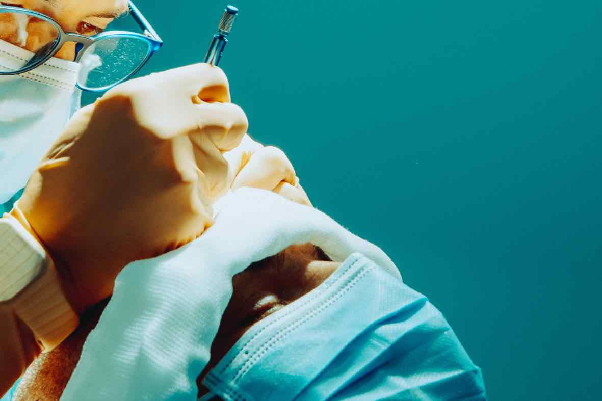 Doctor realizando las incisiones en un injerto capilar