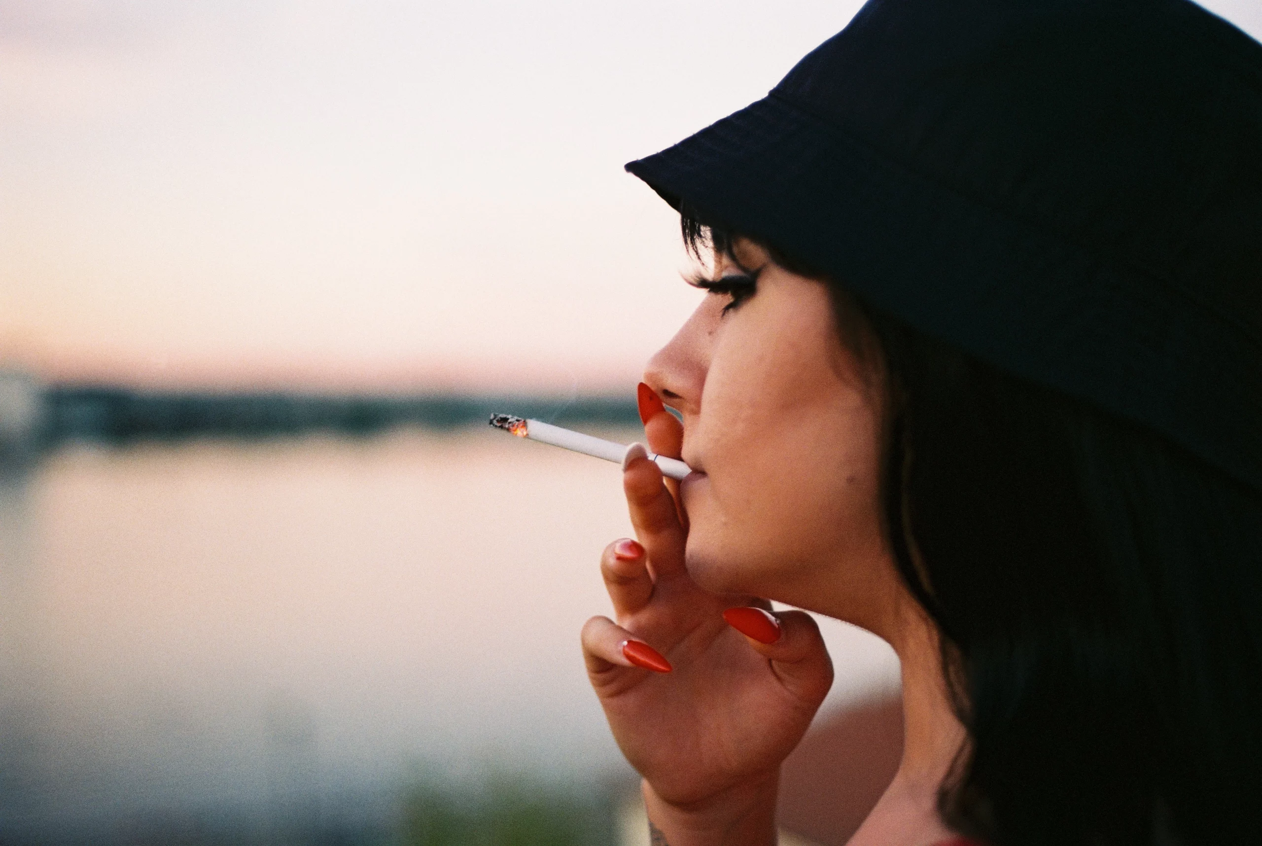 Mujer fumando tabaco