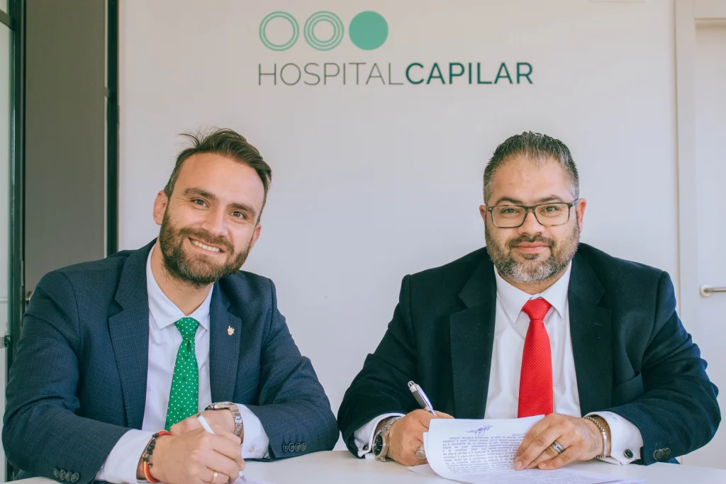 Firma del acuerdo de Park International Service con Hospital Capilar