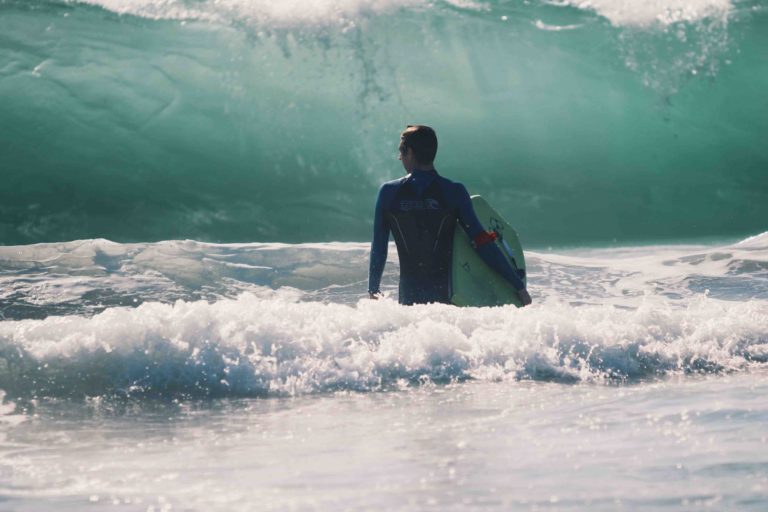 Hombre practicando surf en el mar