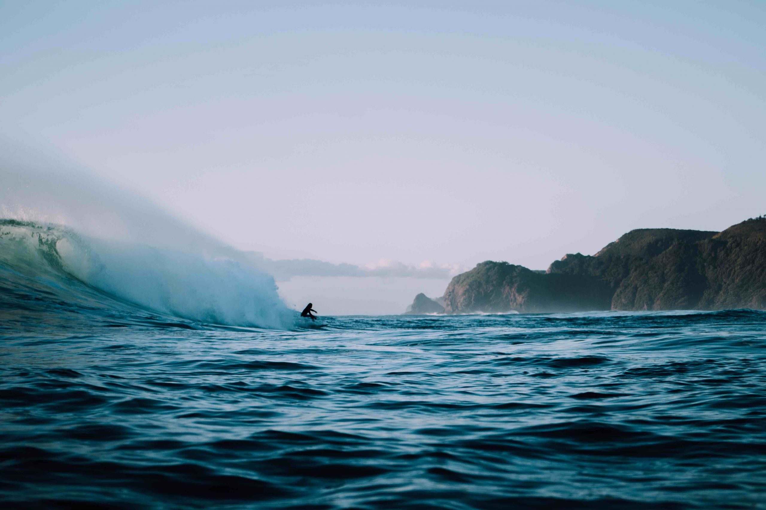 Persona surfeando en el mar