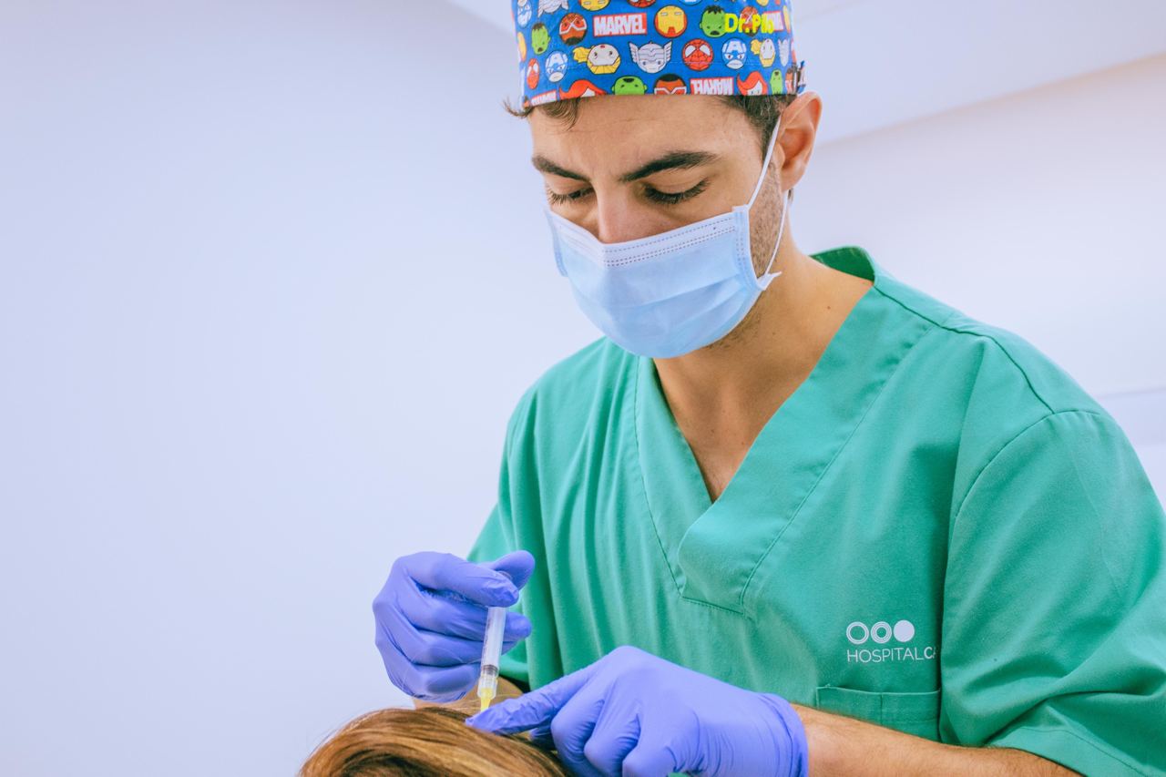 Doctor Francisco Pilo realizando un tratamiento de mesoterapia capilar