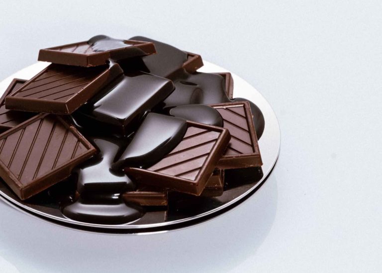 Plato con onzas de chocolate negro