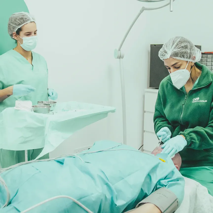 Doctora Amaro anestesiando a un paciente antes del injerto capilar