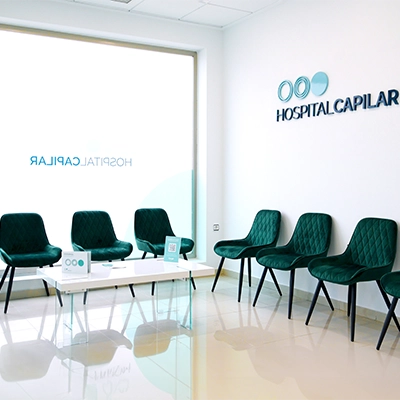 Sala de espera de clínica capilar en Murcia