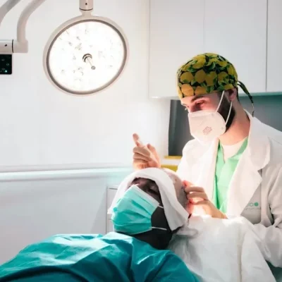 Doctor realizando un injerto capilar en Hospital Capilar Murcia